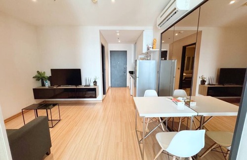 Phra Khanong Nuea Apartment | Infinity Pool/Sky Bar/City View/1 min walk to BTS/W District/Family Friendly