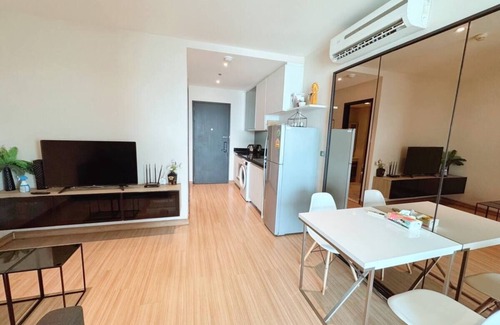 Phra Khanong Nuea Apartment | Infinity Pool/Sky Bar/City View/1 min walk to BTS/W District/Family Friendly