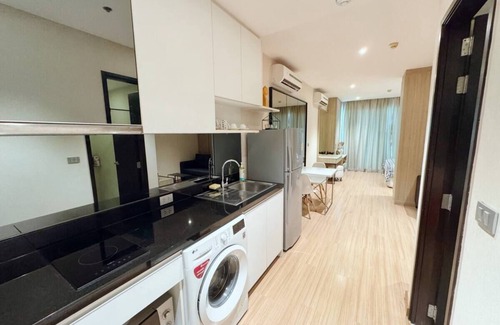 Phra Khanong Nuea Apartment | Infinity Pool/Sky Bar/City View/1 min walk to BTS/W District/Family Friendly