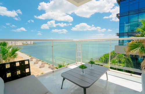 Les Berges du Lac Apartment | Infinity View: Spacious 3 bd with Lake View