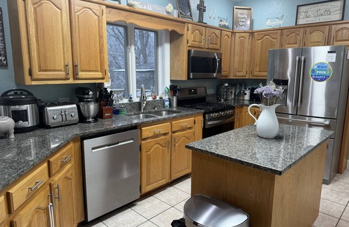 Carthage House | Inground Pool, Hot Tub, Movie Theater, 6 bedrooms, 3 Baths in Carthage, MO