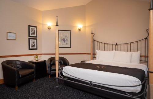 Suttons Bay Hotel | Inn at Black Star Farms