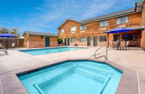 Lander Hotel | Inn at Lander, Travelodge by Wyndham