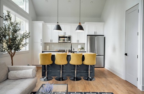 Edgewood House | Inner City Hideout: Serenity with Big Nature Views