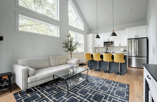 Edgewood House | Inner City Hideout: Serenity with Big Nature Views