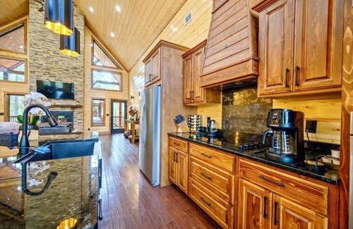 Pickens Cabin | INNER PEACE Luxury Cabin: XL Hot Tub 2Firpl - Prepare to be Delighted!
