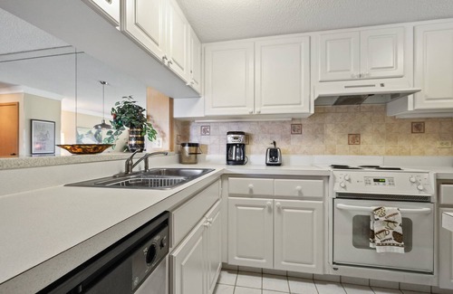 Palm Harbor Condo | Innisbrook Condo on 15th Hole of Copperhead Course, 1 BR 1 BA with access to restaurants and golf!