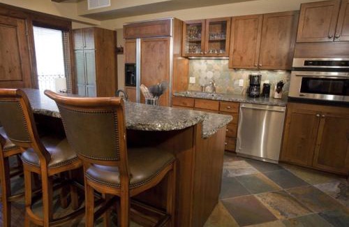 West End House | Innsbruck Aspen Deluxe Two-Bedroom Suite 02 w/Hot tub, Centrally located