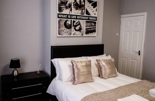 Burslem House | Inspired Stays- Close to City Centre- 4 Bed House!
