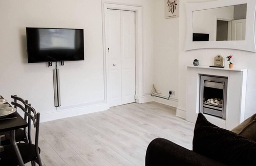 Burslem House | Inspired Stays- Close to City Centre- 4 Bed House!