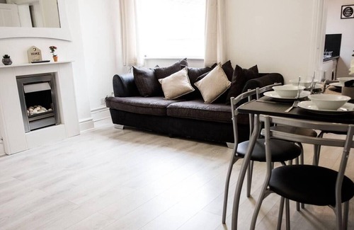 Burslem House | Inspired Stays- Close to City Centre- 4 Bed House!