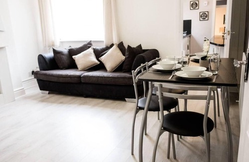 Burslem House | Inspired Stays- Close to City Centre- 4 Bed House!