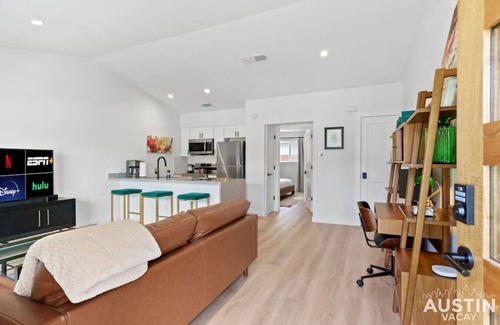 Bouldin Condo | Insta-Ready Apartment in Barton Hills w/King Bed