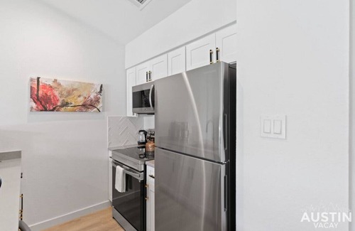 Bouldin Condo | Insta-Ready Apartment in Barton Hills w/King Bed