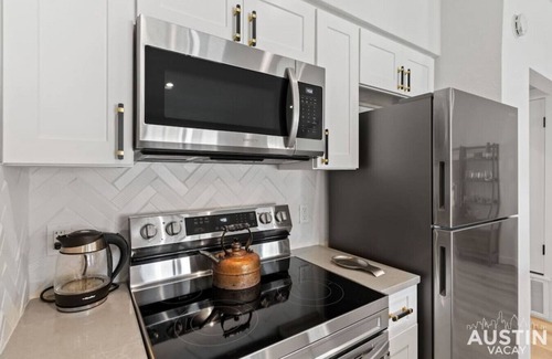 Bouldin Condo | Insta-Ready Apartment in Barton Hills w/King Bed