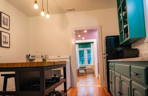 Highland Park House | Insta-worthy 2 BR House-8 min from Downtown SA