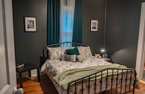 Highland Park House | Insta-worthy 2 BR House-8 min from Downtown SA