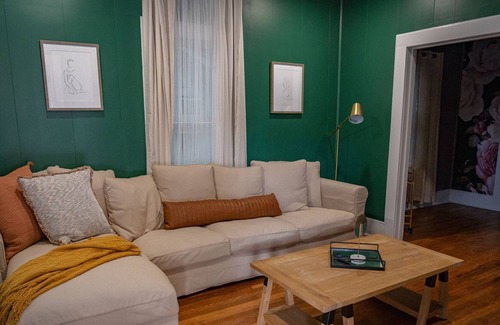 Highland Park House | Insta-worthy 2 BR House-8 min from Downtown SA