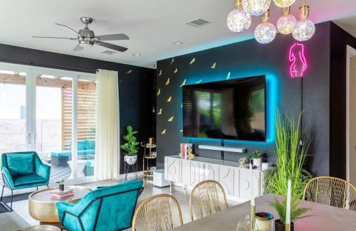 East Cesar Chavez House | Insta-worthy - 6BR Home Rainey Street - 6 min walk