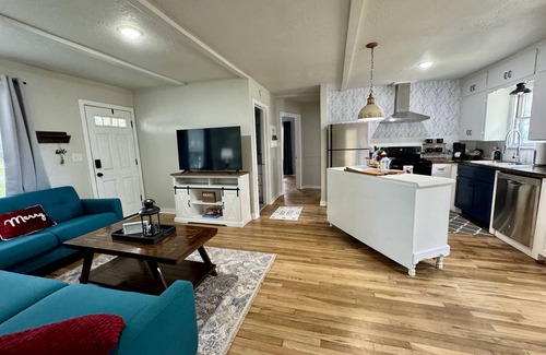 New Braunfels House | Instant Book! LOCATION-Downtown-River- Hot Tub-Fire Pit- Cozy & Safe Bungalow