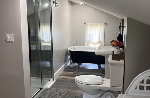 Ontario City House | Intimate country house on a pond and close to Lake Ontario
