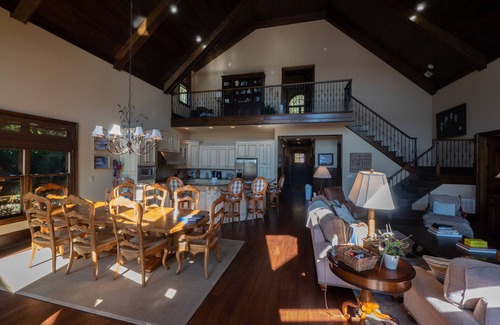 Gainesville House | Intimate lakefront retreat with magnificent infinity pool and stunning lake view