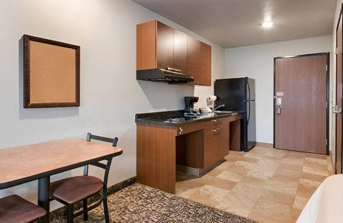 Shakopee House | Intimate Queen Room near Sever's Corn Maze!