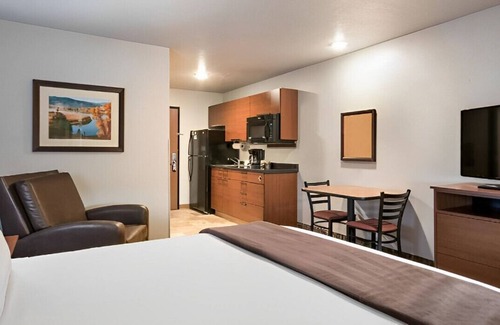 Shakopee House | Intimate Queen Room near Sever's Corn Maze!