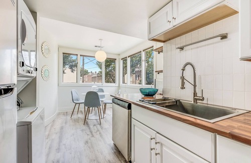 Historic Downtown Savannah Condo | Introducing: Savannah's Iconic Post Modern condo for 4!
