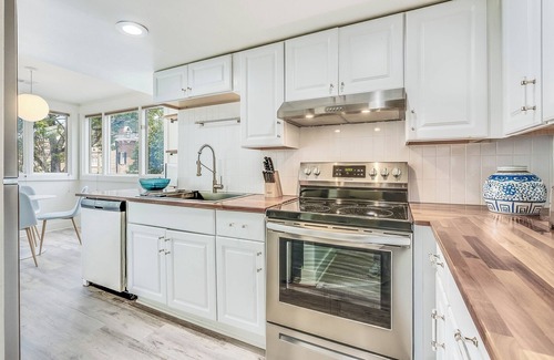 Historic Downtown Savannah Condo | Introducing: Savannah's Iconic Post Modern condo for 4!