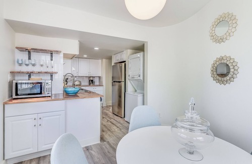 Historic Downtown Savannah Condo | Introducing: Savannah's Iconic Post Modern condo for 4!
