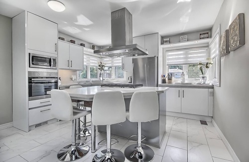Victoria Village House | Invite your family and friends to Toronto. Book short- or long-term stay.