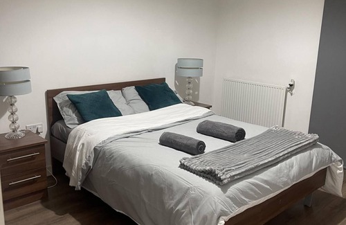 Royal Docks Apartment | Inviting 2-bed Apartment in London