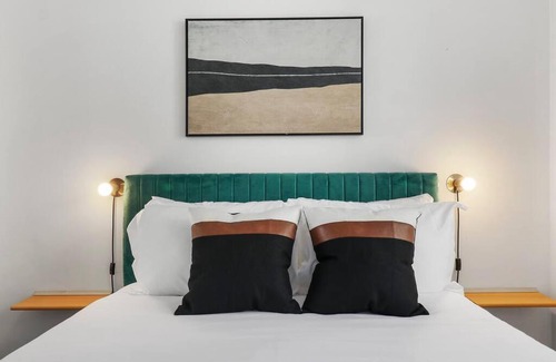 Hyde Park Apartment | Inviting 2-Bedroom Apt in Hyde Park - The Blackwood rep