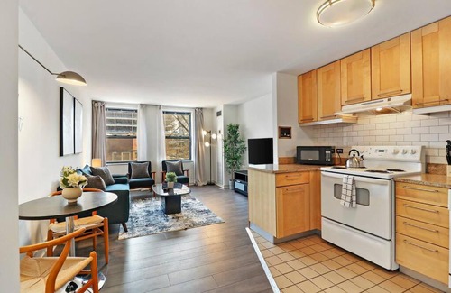 Hyde Park Apartment | Inviting 2-Bedroom Apt in Hyde Park - The Blackwood rep