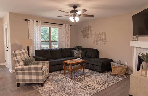 Loves Park House | Inviting 2 Bedroom condowith Office and King Master Suite in Loves Park!