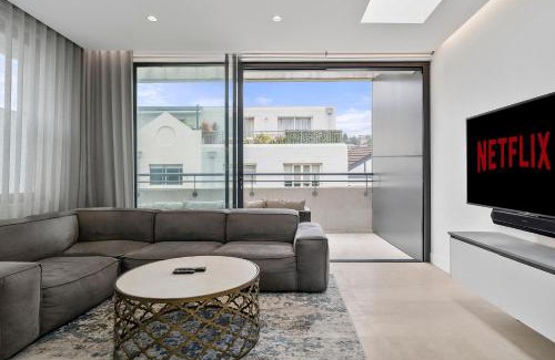 Coogee Apartment | Inviting 2BR Unit with Parking near Coogee Beach