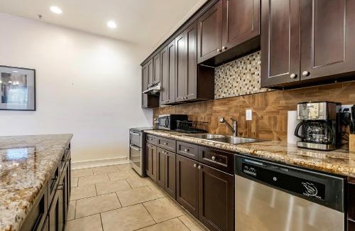 Faubourg Lafayette Apartment | Inviting 3BR Condo steps from St Charles Ave