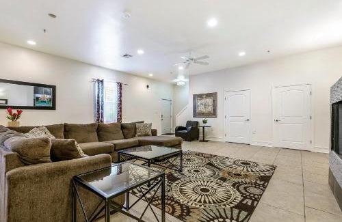 Faubourg Lafayette Apartment | Inviting 3BR Condo steps from St Charles Ave