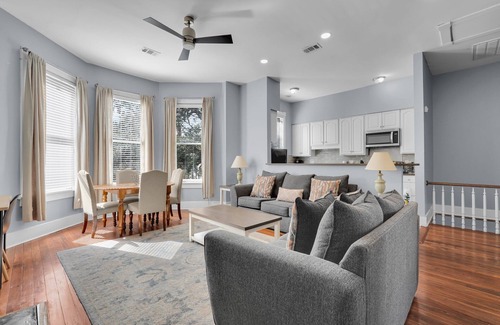 Dixon Park Apartment | Inviting and Bright Charming Home W/Parking Near Forsyth by Lucky Savannah