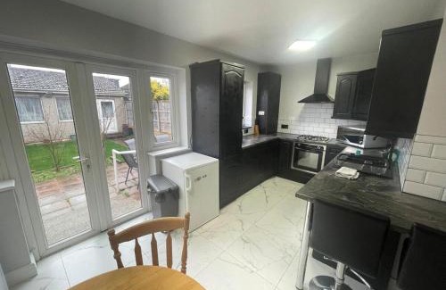 Pinkwell Apartment | Inviting Apartment in Hayes with Garden & Parking