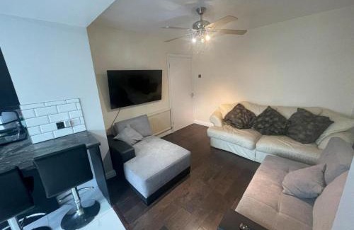 Pinkwell Apartment | Inviting Apartment in Hayes with Garden & Parking