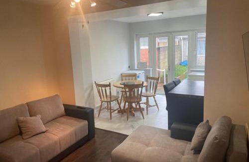 Pinkwell Apartment | Inviting Apartment in Hayes with Garden & Parking