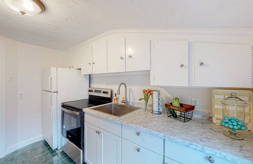Parkside Apartment | Inviting apartment with full kitchen, porch, convenient location, & fast WiFi