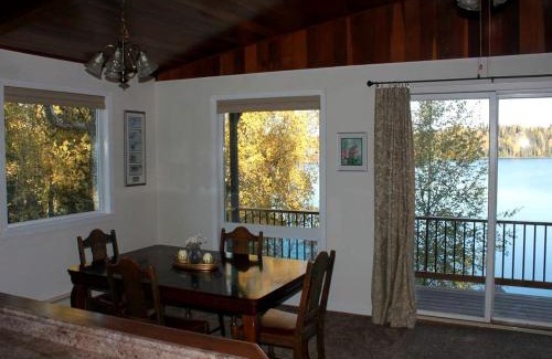 Kalifornsky House | Inviting Cabin Getaway on a Private Lake on the Kenai Peninsula, Alaska