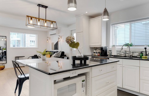Hull Apartment | Inviting & Cozy Gem: Prime Location + FREE EV Parking