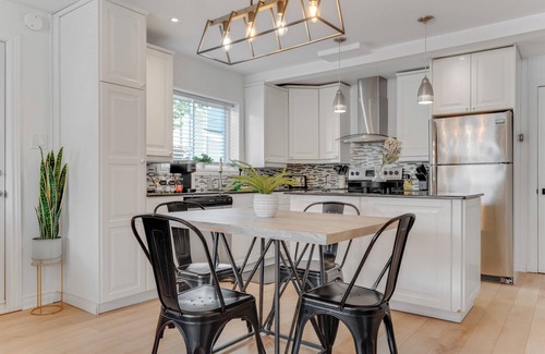 Hull Apartment | Inviting & Cozy Gem: Prime Location + FREE EV Parking