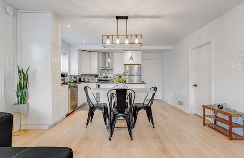 Hull Apartment | Inviting & Cozy Gem: Prime Location + FREE EV Parking