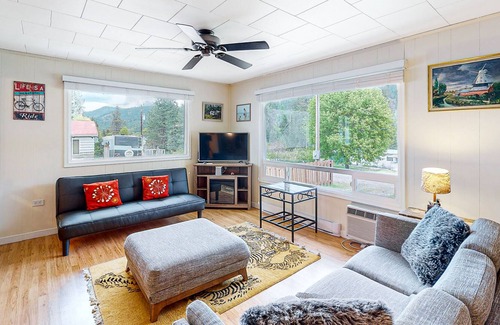 Christina Lake Cottage | Inviting dog-friendly cottage with grill, patio, full kitchen, & W/D