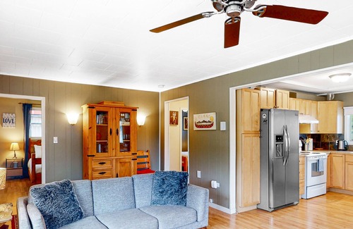 Christina Lake Cottage | Inviting dog-friendly cottage with grill, patio, full kitchen, & W/D